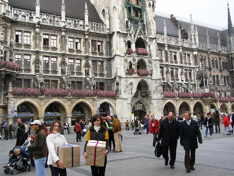 Rathaus.JPG - Selbst beim Bummeln durch Münchens guter Stube (hier vor dem Rathaus) werden die Superpreise nicht aus der Hand gegeben.