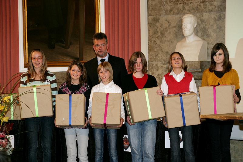 alle_Weidener.jpg - Lena Weig und Nadja Seer (von rechts) mit ihren Superpreisen: ein großes Paket mit einer Laborgrundausstattung.