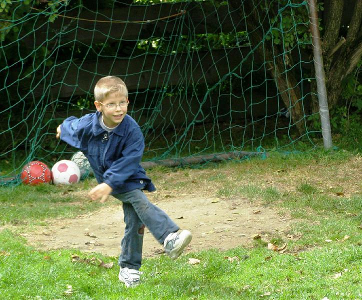 Chris_schiesst.JPG - Christian, der kleine große Tormann macht ein wuchtigen Abschlag, dabei landet der Ball....