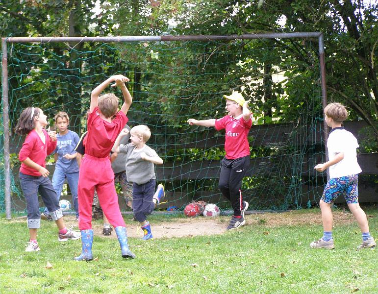 Fussball.JPG - Verbissene Fußballspiele sorgten für Abwechslung.