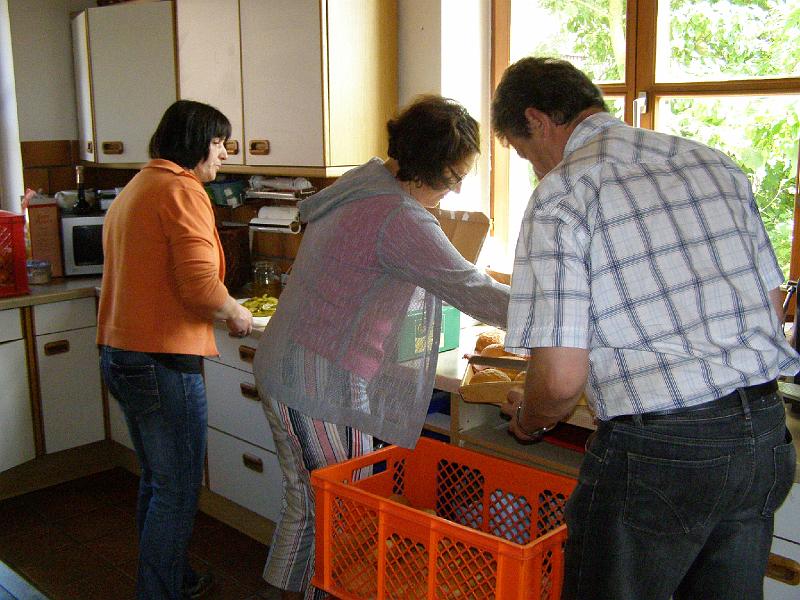 Semmel_richten.JPG - In der Küche werden die Leberkässemmeln hergerichtet.
