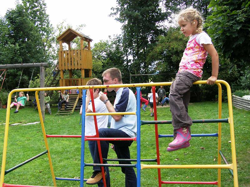 Spielgeraete.JPG - Die Spielgeräte im Gursn-Garten wurden gleich in Beschlag genommen.