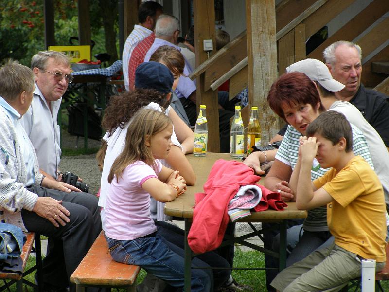 Stammtisch.JPG - Der Eltern- und Großeltern-Stammtisch unter freiem Himmel.