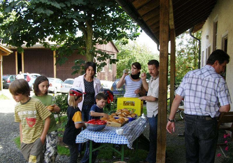 Versorgung.JPG - An der Brotzeit- und Getränkestation war ein Kommen und Gehen.
