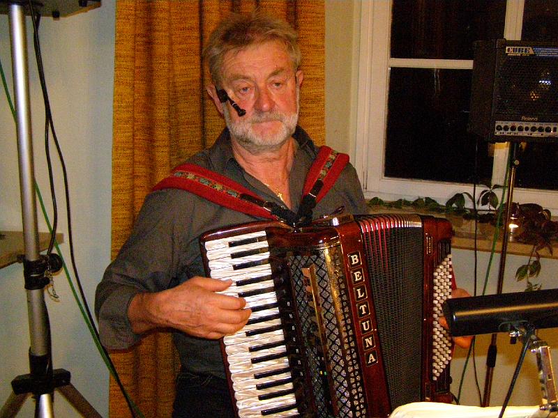 C_F_Fredl_spielt.JPG - Ein Meister seines Faches: Manfred Hille umrahmte dezent und sehr humorvoll die Geburtstagsfeier im Pfarrheim.