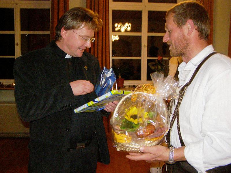 C_Pfarrer.JPG - Zum Gratulieren kam auch Pfarrer Marek Baron vorbei.