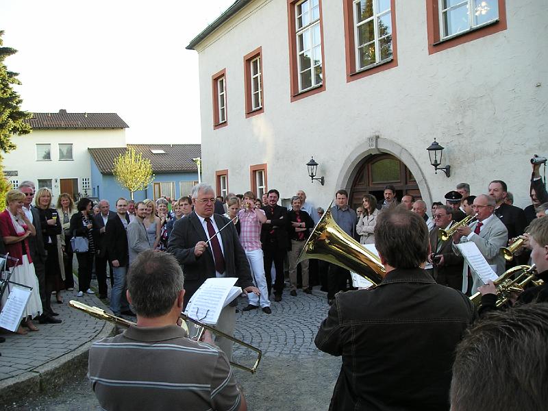 Dirigiert.JPG - Dr. Globisch greift zum Taktstift - Musik hat er im Blut.