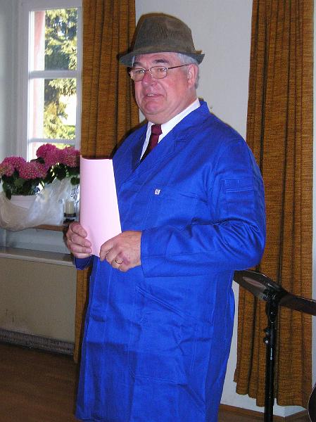 Klempner.JPG - Begrüßung einmal ganz anders: im sächsischen Dialekt und im Klempner-Anzug.