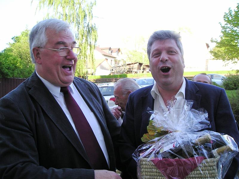Nick_Bgm_Floss.JPG - Der Bürgermeister aus Floß kam nicht mit leeren Händen.
