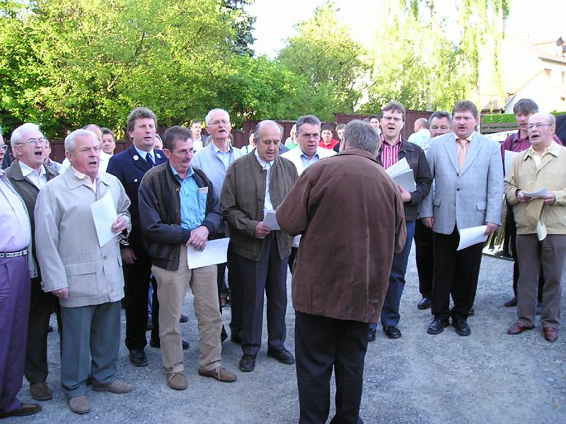 Saenger.JPG - Die Walthurner Sänger stimmen ihrem Mitglied ein Ständchen an.