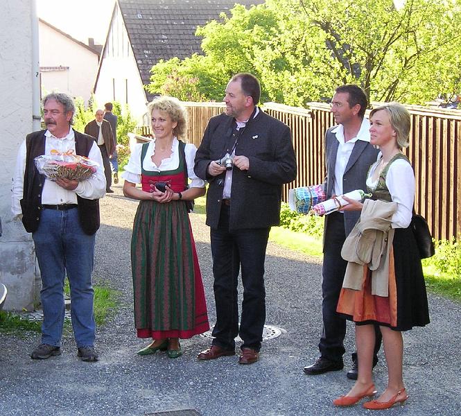 Warten.JPG - Gute Freunde beim Empfang vor dem Pfarrheim.
