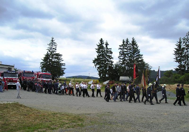 Abmarsch.JPG - Der Festzug marschiert vom Sammelplatz weg in Richtung Marktplatz.