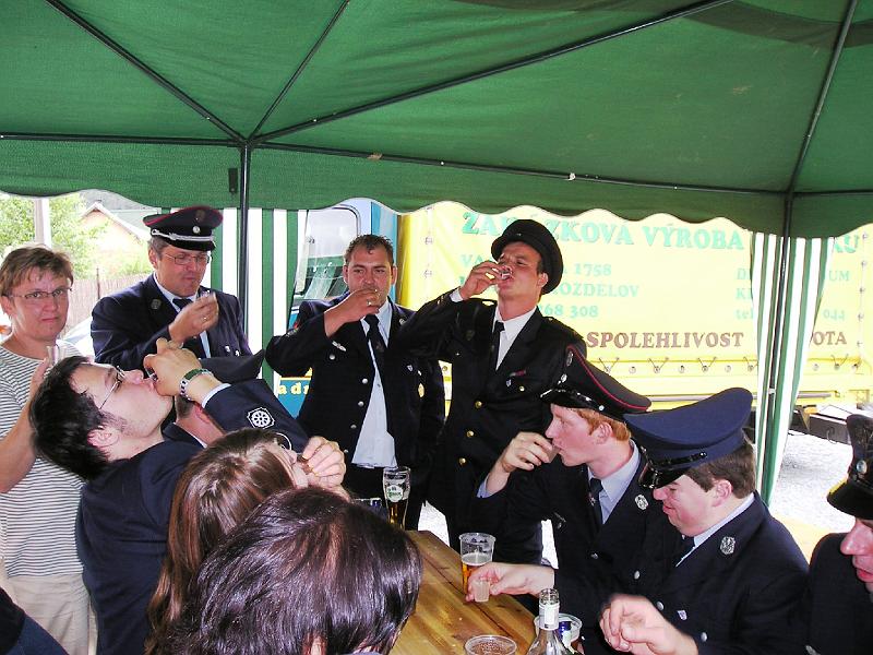 FFW_Prost.JPG - Ein kräftiges Prost der Waldthurner Wehren durfte zum Jubiläumsfest nicht fehlen.