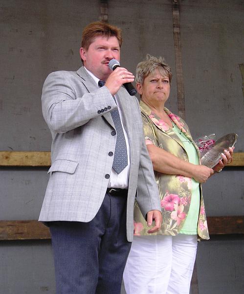 Hape_Gruss.JPG - Als Geschenk hat Bürgermeister Hans-Peter Reil einen eigens zum Jubiläum angefertigten Zinnteller dabei.