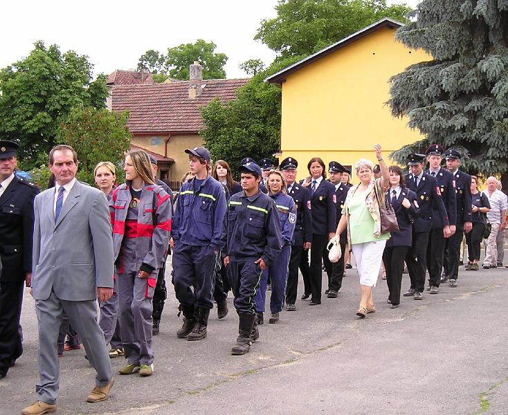 Janka_winkt.JPG - Vertreter der Waldthurner Wehren mit der winkenden Dolmetscherin Janka Gollwitzer.