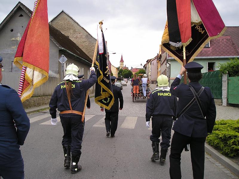Marktplatz_sicht.JPG - Die Fahnenträger der Feuerwehren haben den Marktplatz von Hostoun vor sich.