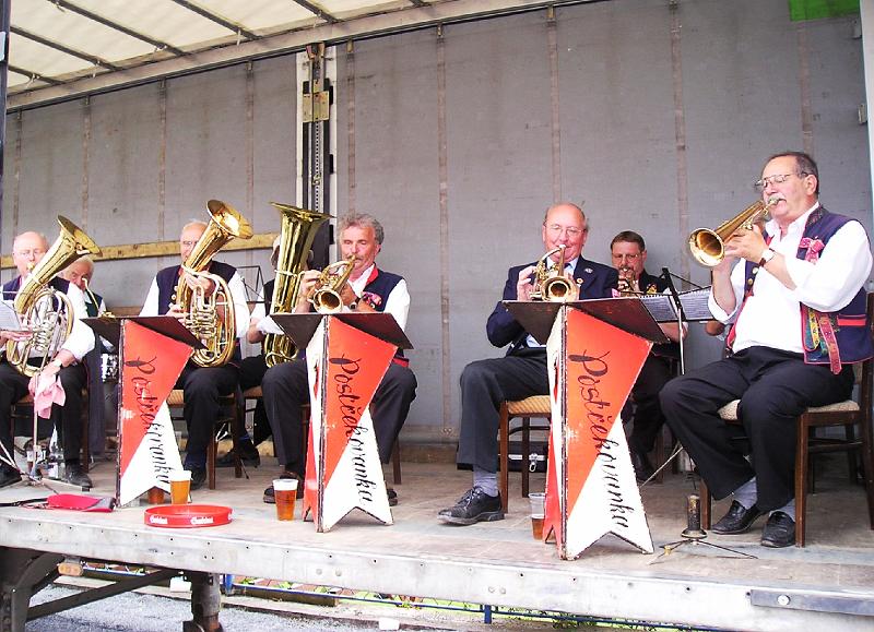 Pfalum_Blaest.JPG - Josef Pflaum (dritter von rechts) bläst als Gasttrompeter eine böhmische Polka mit.