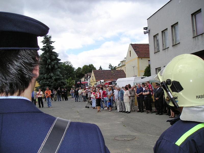 Zuschauer.JPG - Viele Bewohner aus Hostoun verfolgen die Feierlichkeiten, hier am Platz vor dem Feuerwehrhaus.