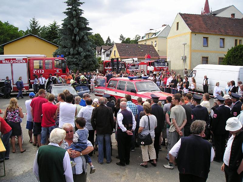 Zuschauer_rettung.JPG - Viele Schaulustige am Rathausvorplatz sehen hochwertiges technisches Gerät bei den Schauübungen.