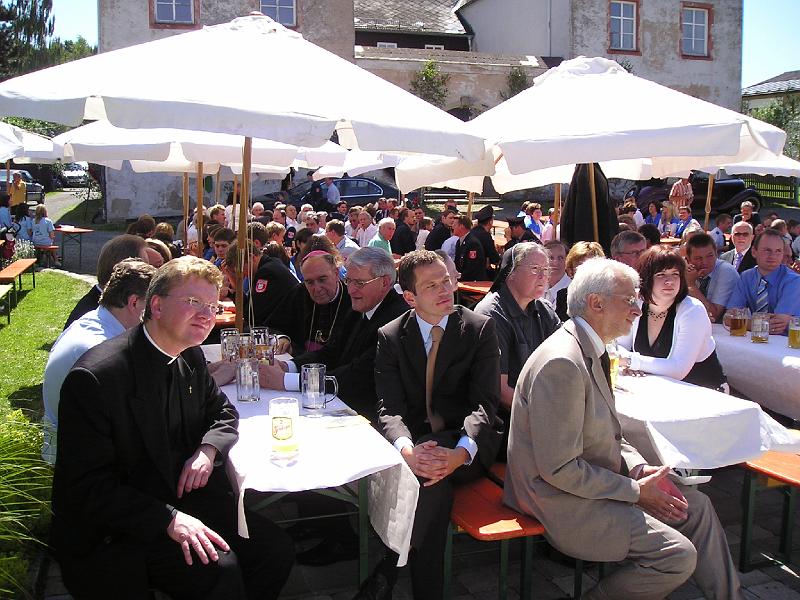 Ehrengaeste.JPG - Sonnniges Wetter beim Frühschoppen am Pfarrheim.
