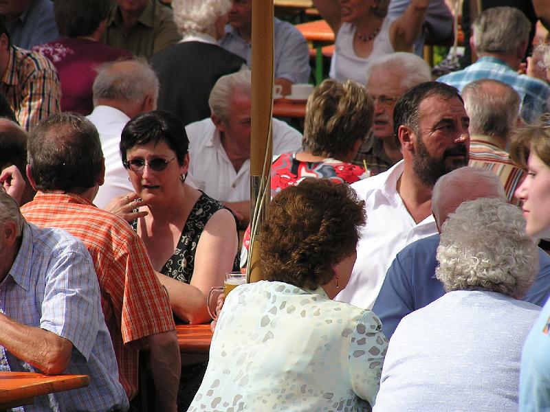 Gedraenge.jpg - Trotz großer Hitze sitzen die Gäste am Nachmittag dicht gedrängt.