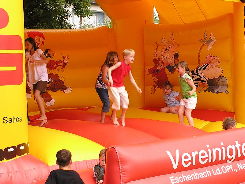 Huepfen.jpg - Immer wieder ein Anziehungspunkt für die Kinder: die Hüpfburg.