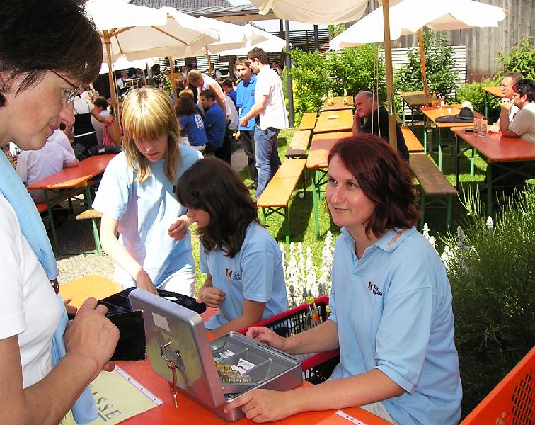 Kasse.JPG - Vertreter der Kolpingsgruppe wurden am Pfarrfest auch mit eingespannt.