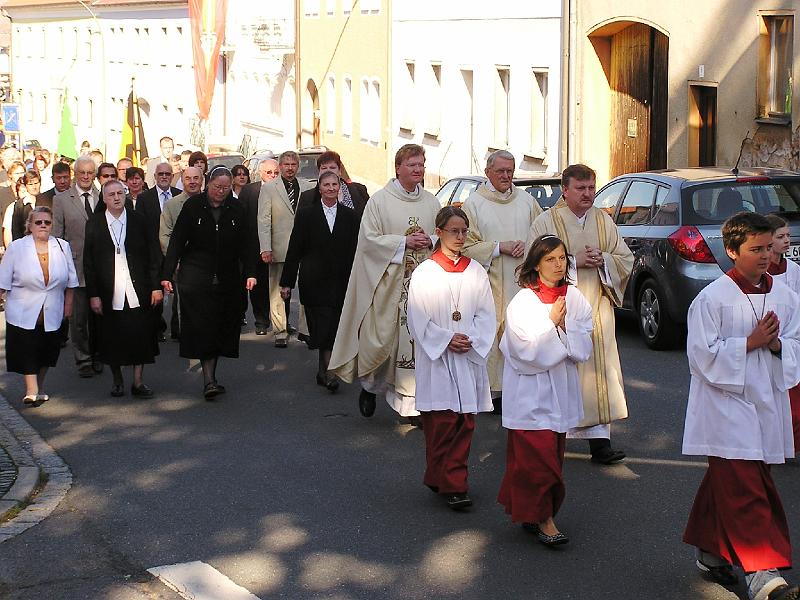 Kirchenzug.jpg - Ein großer Kirchenzug mit Vertretern der kirchlichen und weltlichen Gremien zieht zur Pfarrkirche St.Sebastian.