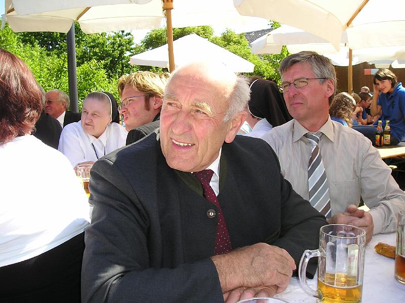 Neuser.JPG - Stellvertretender Landrat Willi Neuser überbrachte die guten Wünsche des Landkreises, neben ihm Kreis- und Marktrat Alois Weig.