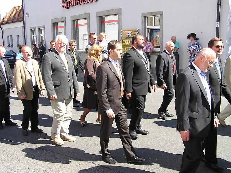 Raete_marsch.jpg - Nach dem Gottesdienst marschiert auch die politische Prominenz mit zum Pfarrheim.