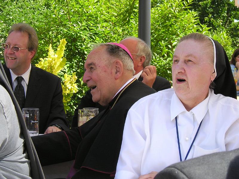Staunen.JPG - Der Bischof hat immer ein Lächeln im Gesicht, das ansteckt.