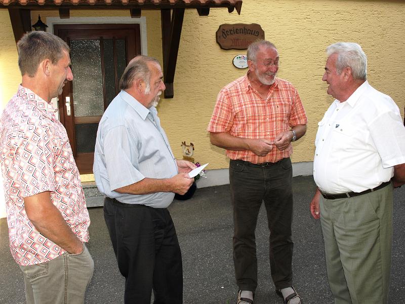 FSV_gratuliert.JPG - Die Führung des FSV Waldthurn überbringt die Grüße der Fußballer.