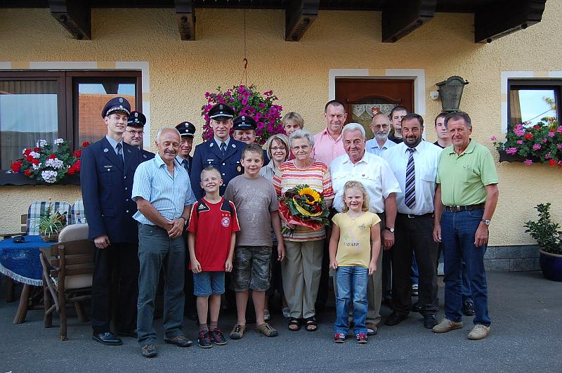 Gruppenbild.jpg - Gruppenbild mit Jubilar: der Kramer-Sepp mit seiner Gattin und seinen Enkelkindern, umrahmt von den Vereinsvertretern.