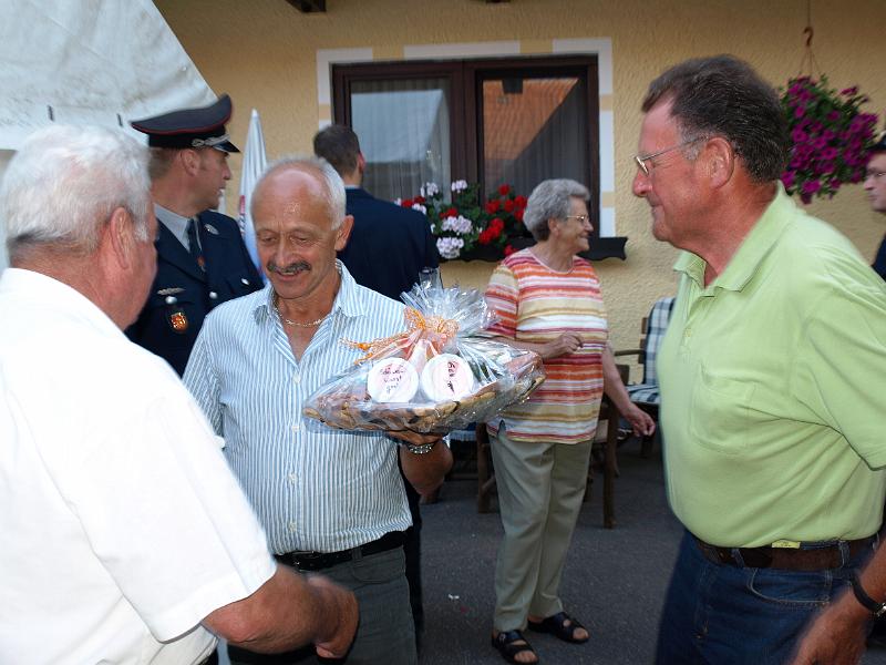 OWV_gratuliert.JPG - Die Ortsgruppe Waldthurn des OWV Waldthurn erweist ihrem langjährigen Mitglied die Referenz.