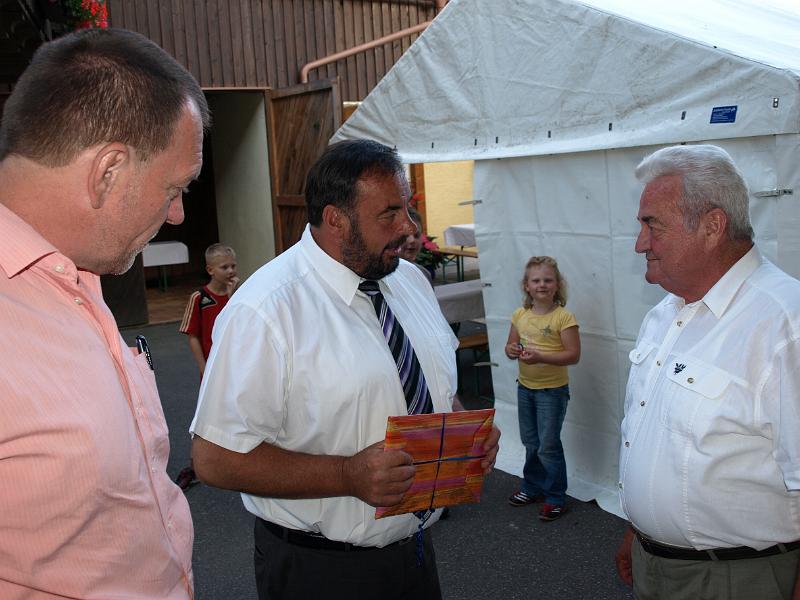 Trio_gratuliert.JPG - Glückwünsche und Dank vom Bürgermeister Josef Beimler (Mitte), links CSU-Vorsitzender Hubert Stahl.