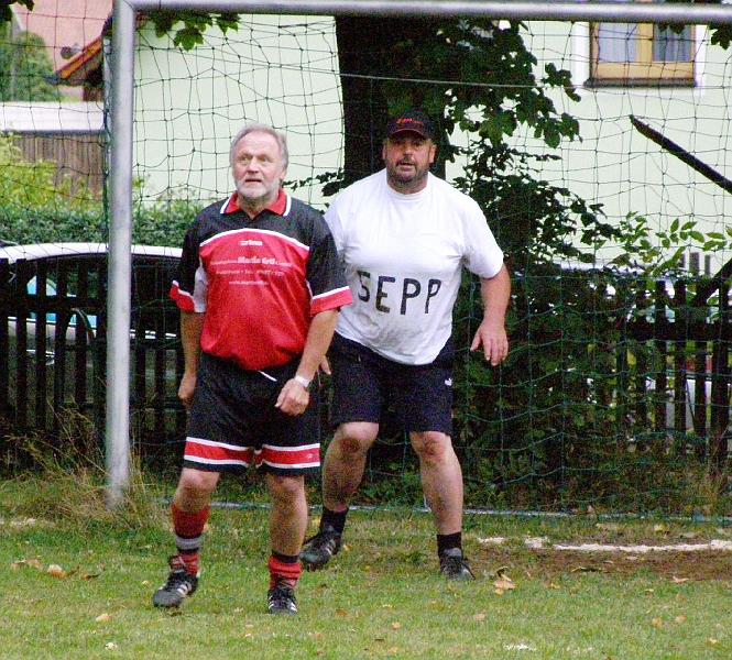 Bauhof_Bgm.JPG - Bürgermeister und Bauhofchef gingen konzentriert zur Sache.