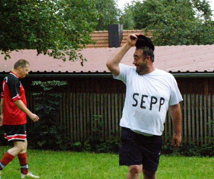 Bgm_Kaeppi.JPG - Sepp ist guter Dinge, sein Gemeinderat macht das Spiel.