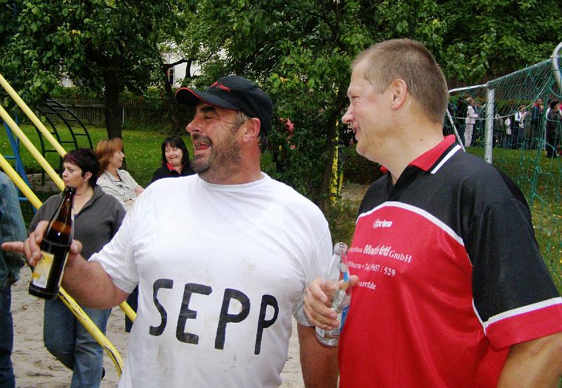 Bgm_WWA.JPG - Das Spiel ist aus: "Wir haben's geschafft!" - Bürgermeister Jsoef Beimler und Edel-Joker Dieter Bauer vom Wasserwirtschaftsamt stossen auf den knappen Sieg an.