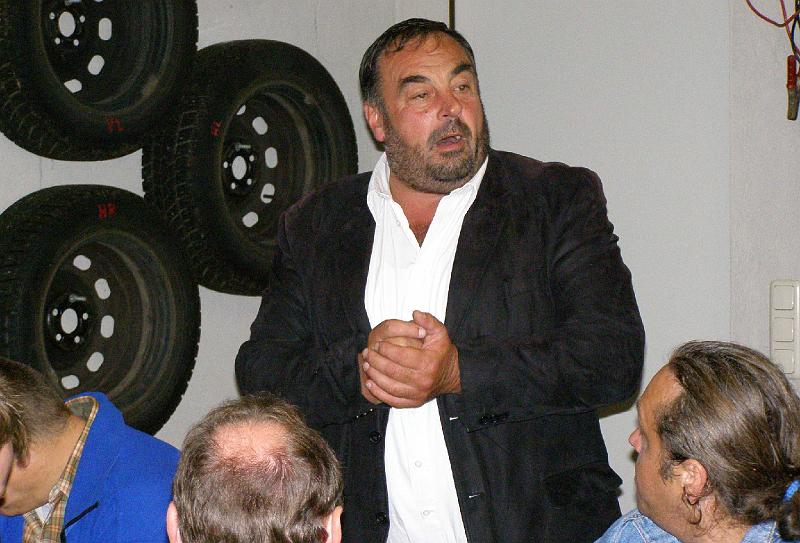 Bgm_gruesst.JPG - Bürgermeister Josef Beimler begrüßt die Spieler und Fans in der Garage von Eigentor-Schützen Michael Steiner.