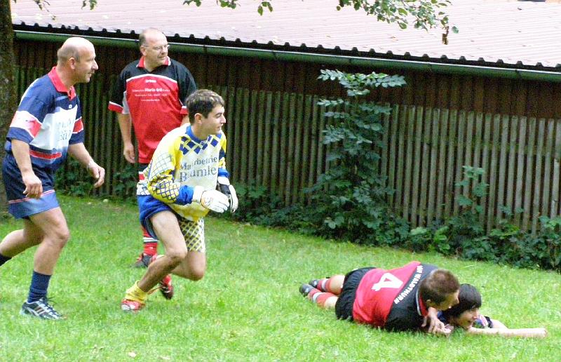 Bodenkaempfe.JPG - Packende Zweikämpfe, die teilweise auf dem Boden ausgetragen wurden, belegen den Ehrgeiz der Spieler.