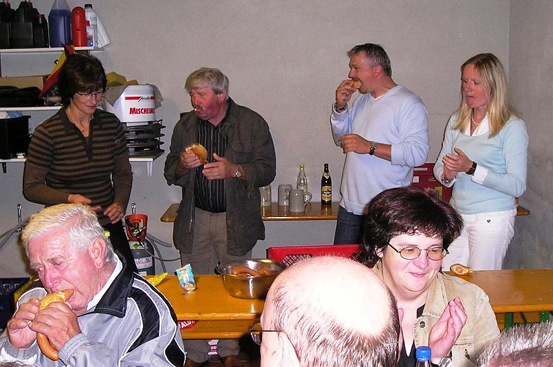 Essen.JPG - Bier und Brotzeit spendierten die Lennesriether. Man sieht: es schmeckte.