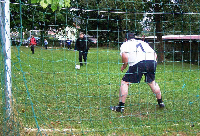 Pfarrer_Bgm.JPG - Nachspiel in Lennesrieth: Elfmeter-Duell zwischen Pfarrer Marek Baron und Bürgermeister Sepp Beimler.