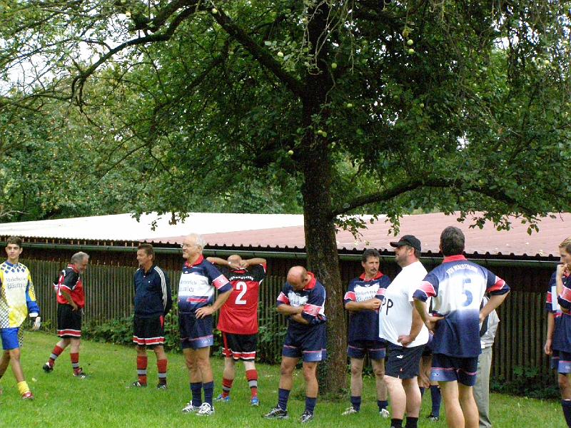 Sammeln_vor_Spiel.JPG - Vor dem Spiel ist bei den Spielern höchste Konzentration angesagt.