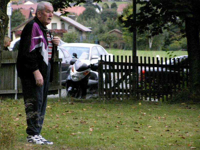Schiri.JPG - Hatte das Spiel auf dem Lennesriether Spielplatz souverän im Griff: Star-Schiedrsichter Andreas Schön.