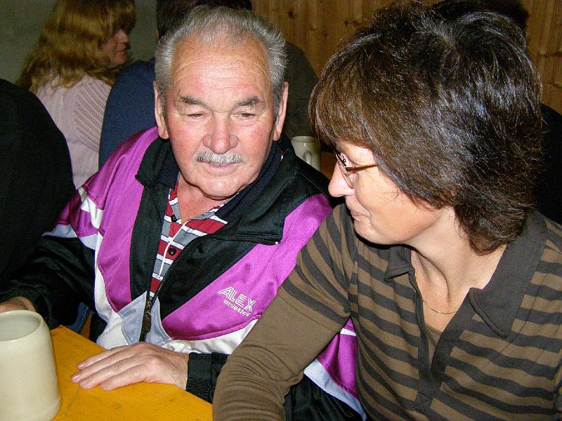 Schiri_sitzt.JPG - Schiedsrichter Andreas Schön beim entspannten Gespräch: keine Verletzungen beim Match, ein sehr faires Spiel in Lennesrieth.