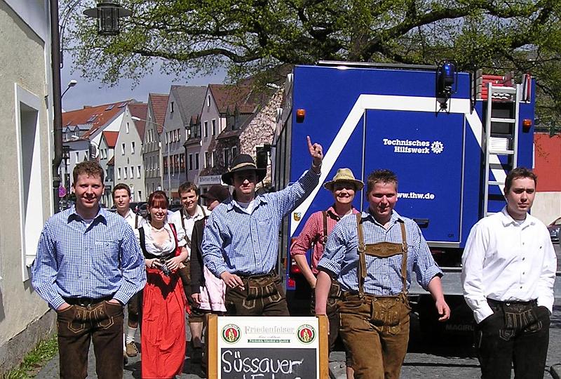 Klauer_kommen.JPG - Die Maibaumklauer aus Waldthurn rücken erneut in Weiden ein, das Sauere ist aus ihrem Gesicht wieder verschwunden.