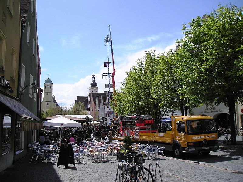 Maibaum_steht.JPG - Der Maibaum steht in der guten Stube Weidens.