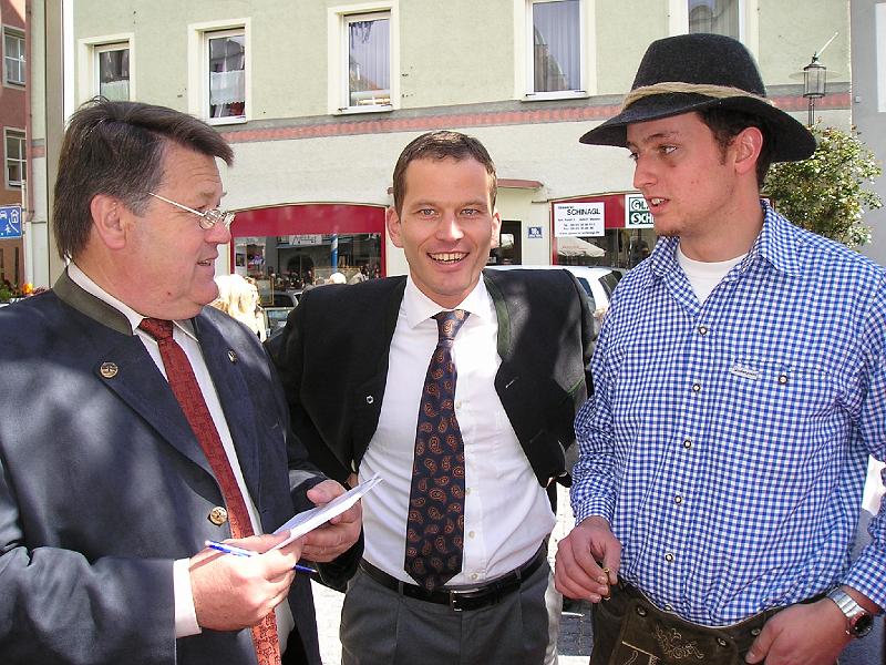 Trio_voll.JPG - Ende gut - alles gut, MdB Albert Rupprecht freut's: "Hund san's scho, de Waldthurner!"