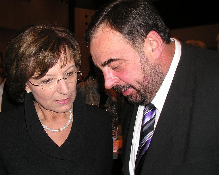 Bgm_Ministerin.JPG - Kann gut zuhören: Wirtschaftsministerin Emilia Müller im Gespräch mit Josef Beimler.
