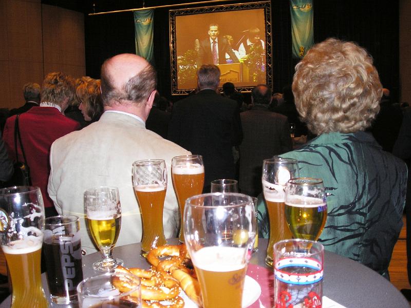 Bier_dazu.JPG - Gehört auch zu einem Neujahrsempfang: Weißbier und Brezn.